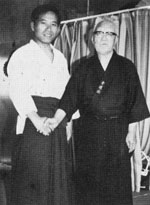 堀川幸道師範（右）と若き日の飯田塾長