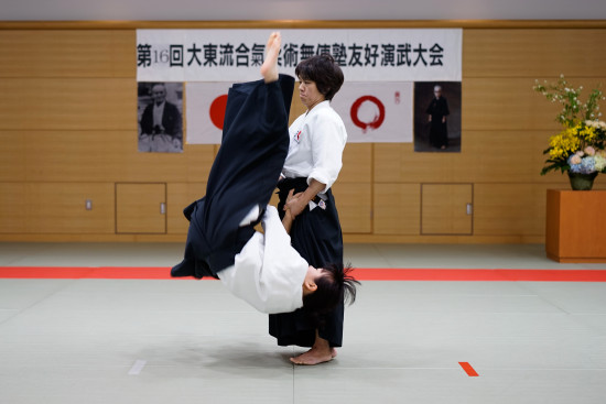 無傳塾の技は老若男女不問、力を出さないから誰でも出来る所以なのです